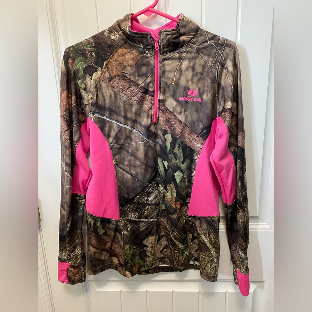 Mossy Oak pink/ hunting patterned 1/4 zip. Woman’s Size Medium.